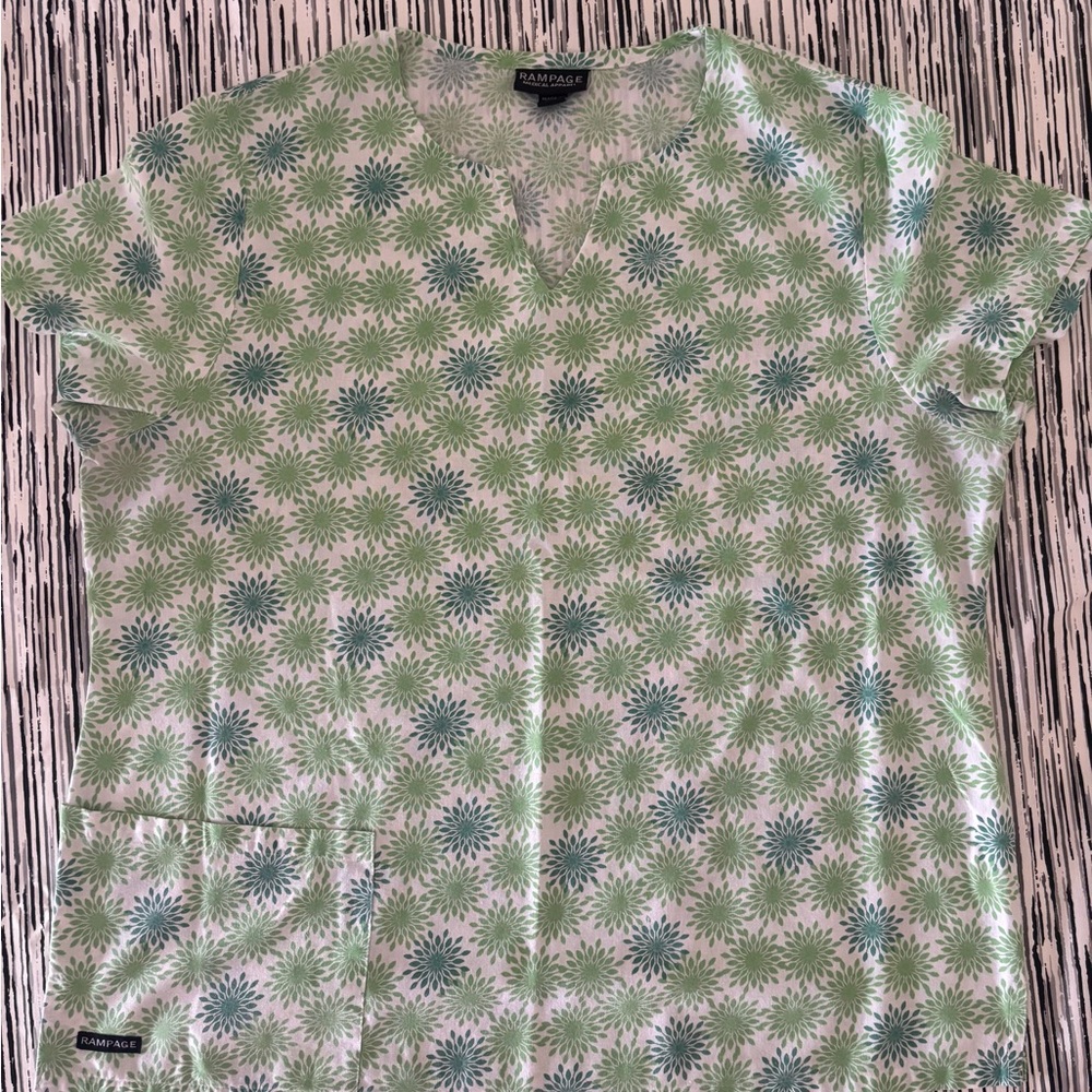 Rampage Woman’s Green & Teal Floral Print Scrub top.